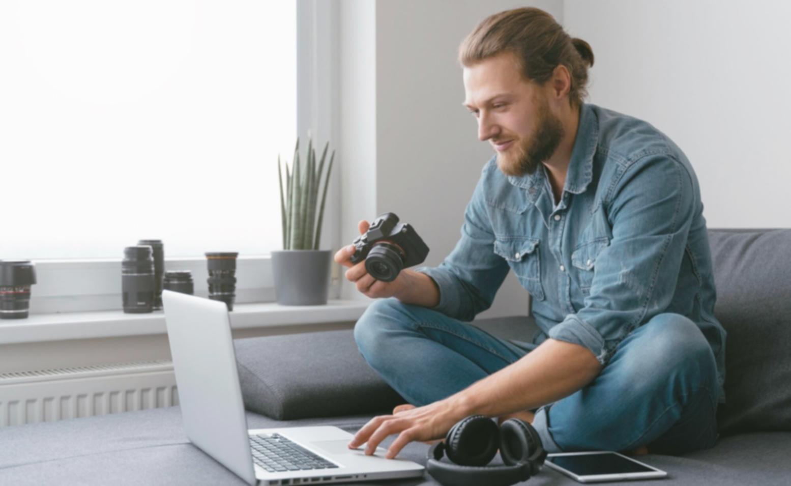 Estudiantes trabajando en análisis financiero y desarrollo de planes de negocio en Fremtek